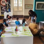Crianças em atividade artística na Pinacoteca do Amazonas, comemorando 60 anos.