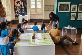 Crianças em atividade artística na Pinacoteca do Amazonas, comemorando 60 anos.