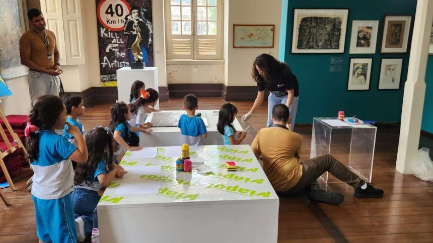 Crianças em atividade artística na Pinacoteca do Amazonas, comemorando 60 anos.