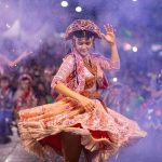 Dançarina de xote em apresentação no arraial do Via Norte.