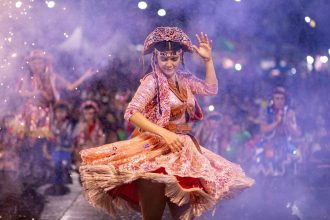 Dançarina de xote em apresentação no arraial do Via Norte.