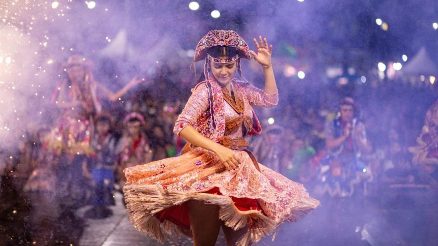 Dançarina de xote em apresentação no arraial do Via Norte.