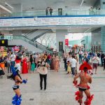 Dançarinos e público no aeroporto de Manaus em evento especial.