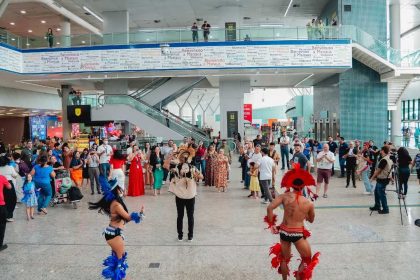 Dançarinos e público no aeroporto de Manaus em evento especial.