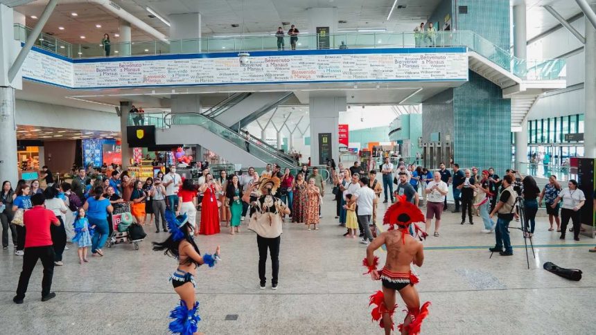 Dançarinos e público no aeroporto de Manaus em evento especial.