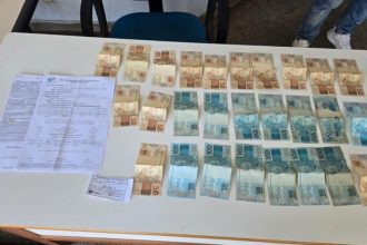 Dinheiro e documentos apreendidos em caso de falsa identidade.