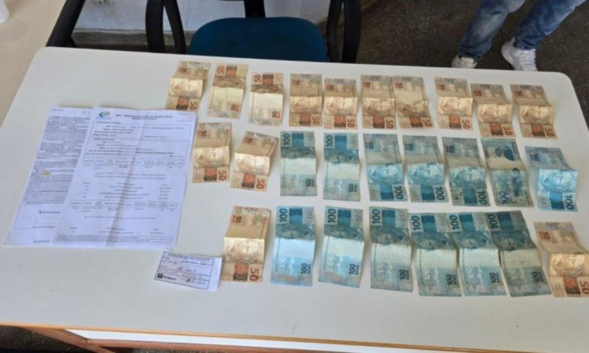 Dinheiro e documentos apreendidos em caso de falsa identidade.