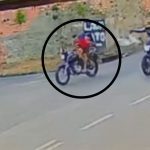 Dois homens em motocicletas em uma rua, possivelmente envolvidos em crime.