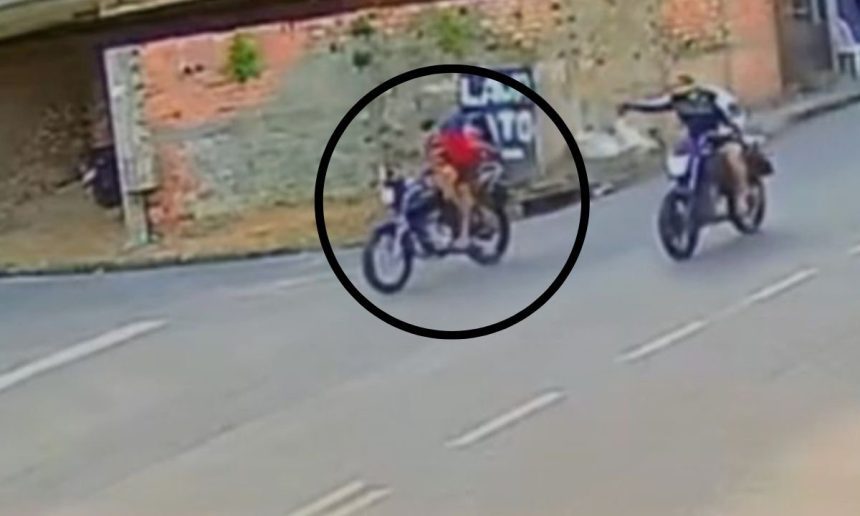 Dois homens em motocicletas em uma rua, possivelmente envolvidos em crime.
