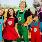 Elenco do Parquinho do Gato Galáctico sorrindo para a câmera, vestindo roupas coloridas.