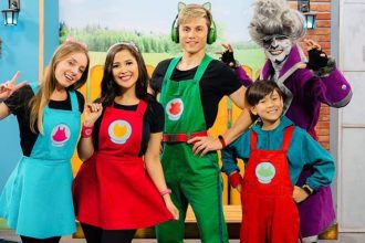 Elenco do Parquinho do Gato Galáctico sorrindo para a câmera, vestindo roupas coloridas.