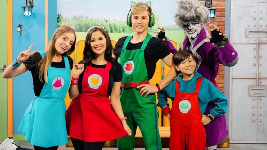 Elenco do Parquinho do Gato Galáctico sorrindo para a câmera, vestindo roupas coloridas.