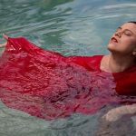 Ellen Fernandes em ensaio fotográfico na água, celebrando 20 anos de carreira