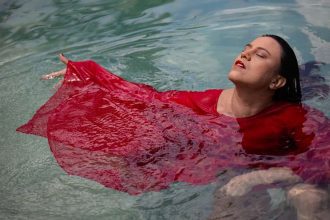 Ellen Fernandes em ensaio fotográfico na água, celebrando 20 anos de carreira