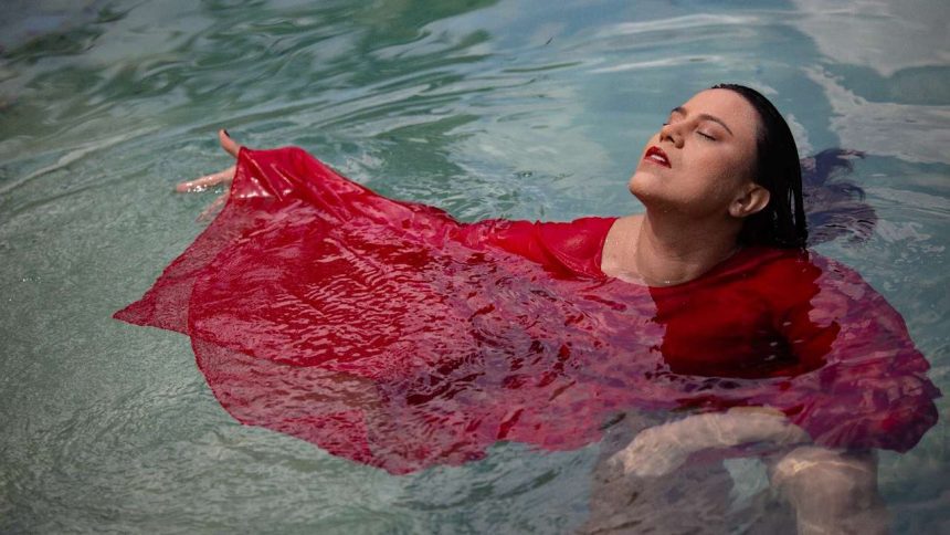 Ellen Fernandes em ensaio fotográfico na água, celebrando 20 anos de carreira
