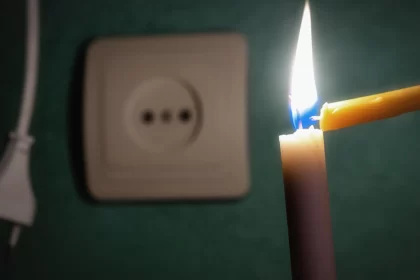 Imagem colorida mostra simbologia sobre falta de energia