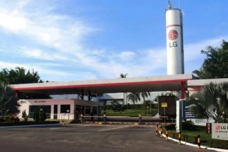 Entrada da fábrica da LG em Manaus, com torre e logotipo da empresa.