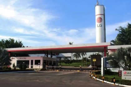 Entrada da fábrica da LG em Manaus, com torre e logotipo da empresa.