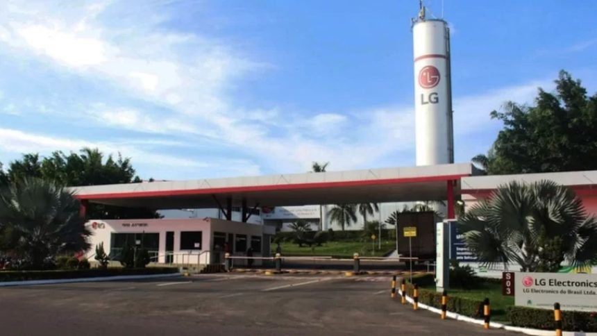 Entrada da fábrica da LG em Manaus, com torre e logotipo da empresa.