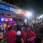 Entrada do evento Panavueiro Fest com pessoas e estrutura de shows.
