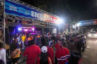 Entrada do evento Panavueiro Fest com pessoas e estrutura de shows.
