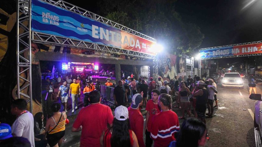 Entrada do evento Panavueiro Fest com pessoas e estrutura de shows.
