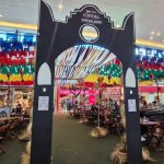 Entrada para o evento Cordel Manauara em shopping com decoração junina e pessoas