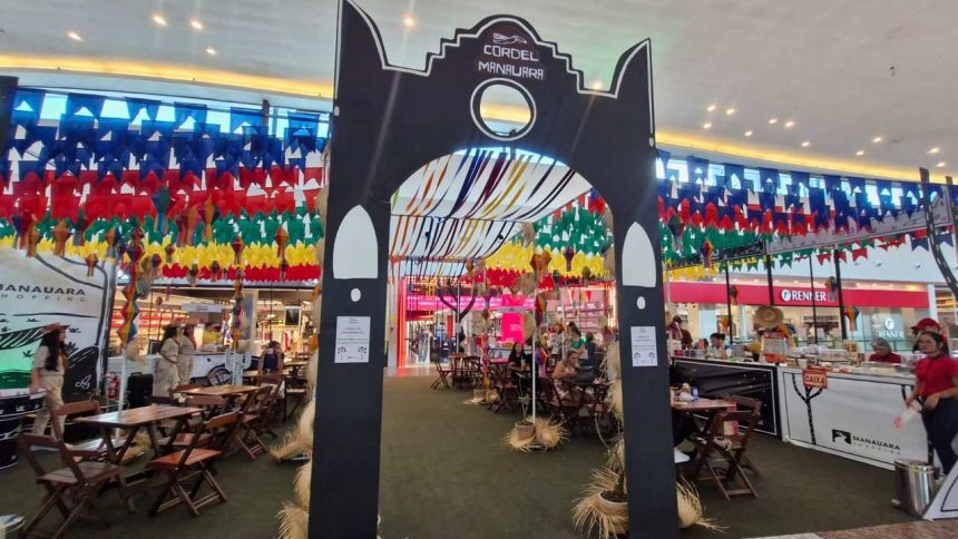 Entrada para o evento Cordel Manauara em shopping com decoração junina e pessoas