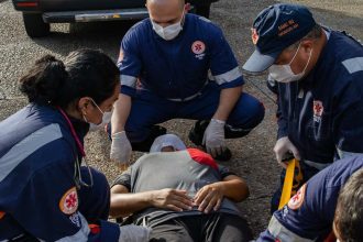 Equipe de resgate da Semsa atendendo paciente em cena de emergência.