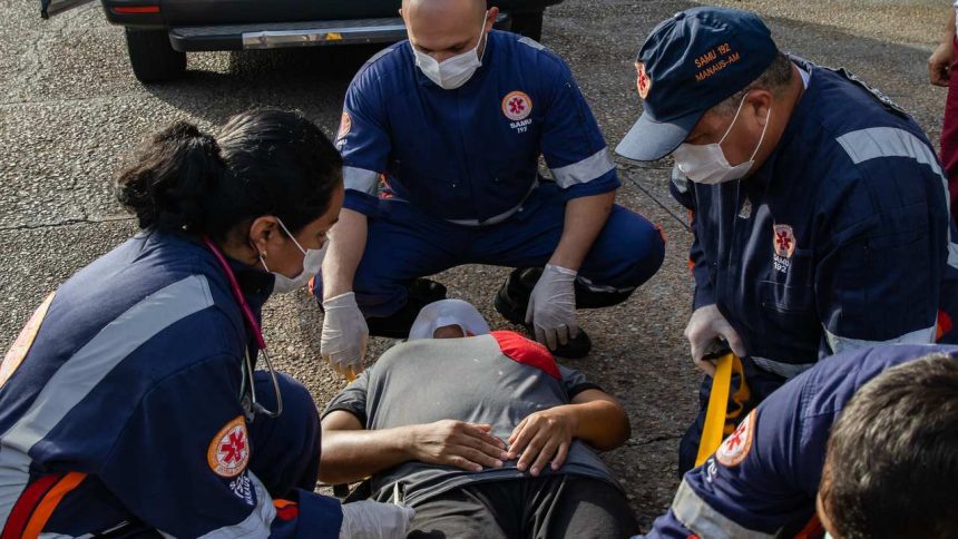 Equipe de resgate da Semsa atendendo paciente em cena de emergência.