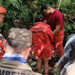 Equipe de resgate socorre Kainara Cavalcante, encontrada após três dias desaparecida na floresta.