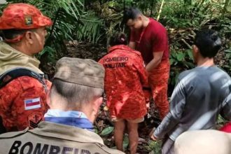Equipe de resgate socorre Kainara Cavalcante, encontrada após três dias desaparecida na floresta.