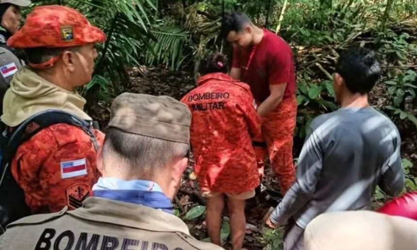 Equipe de resgate socorre Kainara Cavalcante, encontrada após três dias desaparecida na floresta.