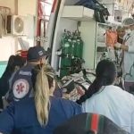 Equipe médica socorre vítimas de acidente em ambulância.