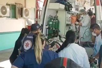 Equipe médica socorre vítimas de acidente em ambulância.