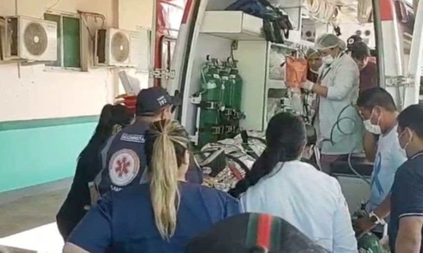 Equipe médica socorre vítimas de acidente em ambulância.