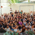 Espetáculo Verde Cinza: crianças e artistas celebram a cultura amazônica em um evento vibrante.