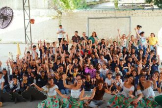 Espetáculo Verde Cinza: crianças e artistas celebram a cultura amazônica em um evento vibrante.