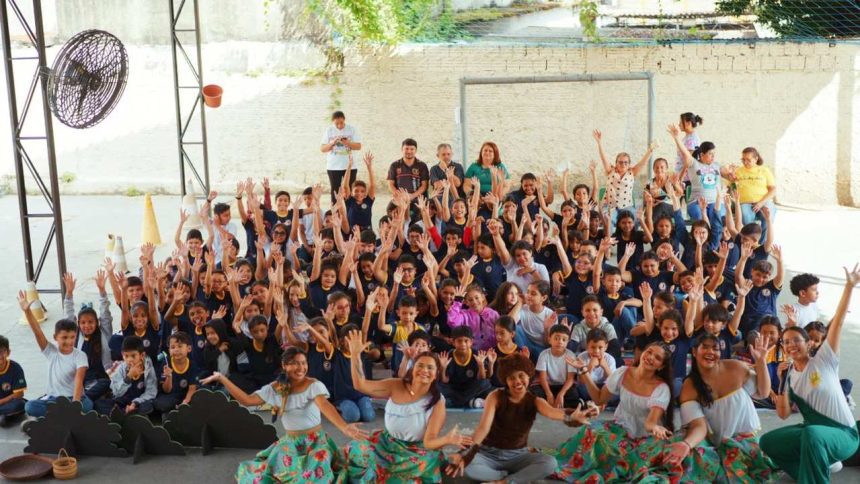 Espetáculo Verde Cinza: crianças e artistas celebram a cultura amazônica em um evento vibrante.