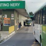 Estação de ônibus Constantino Nery em Manaus com ônibus e passageiros