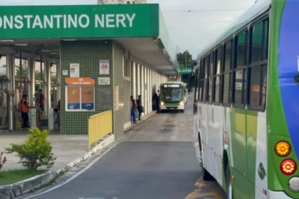 Estação de ônibus Constantino Nery em Manaus com ônibus e passageiros