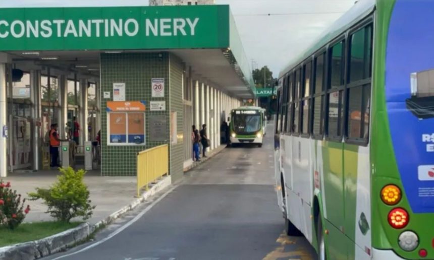 Estação de ônibus Constantino Nery em Manaus com ônibus e passageiros