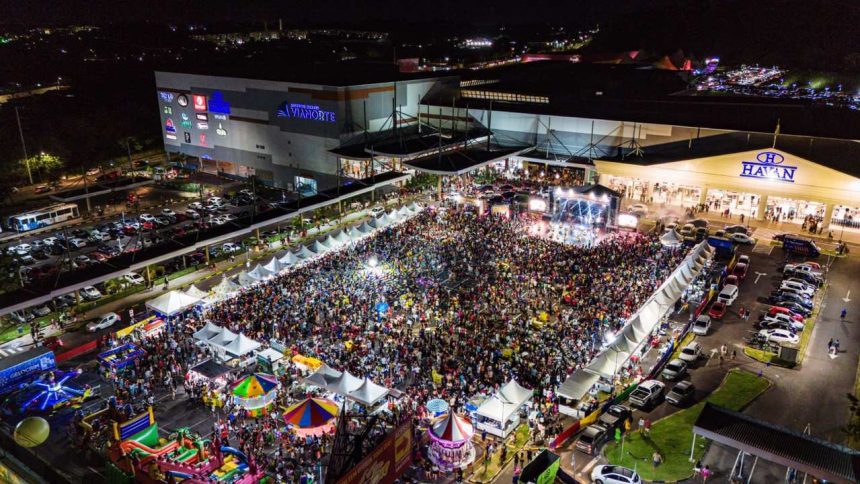 Evento Arraial do ViaNorte com público, palco e barracas