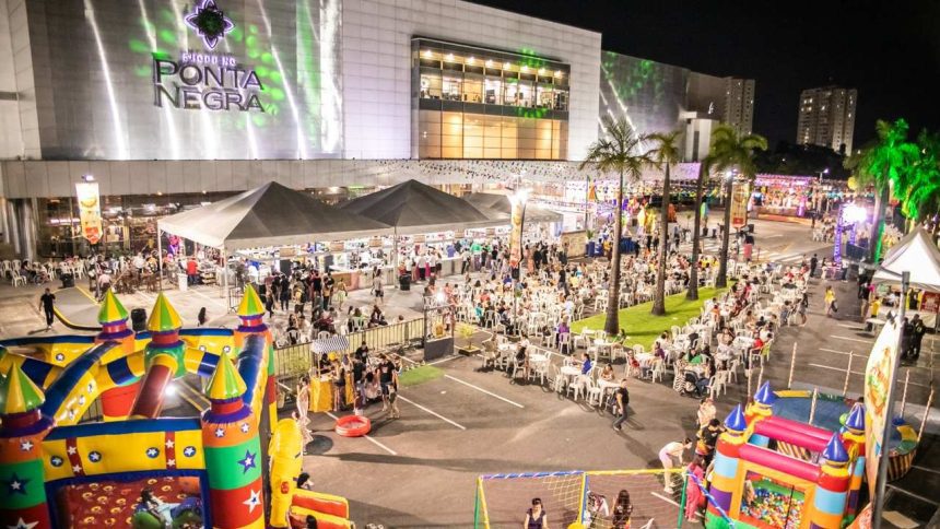 Evento gastronômico 'Arraial Chefs de Ponta' em frente ao Shopping Ponta Negra em Manaus, com barracas de comida e diversão.