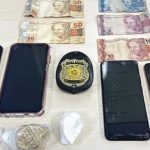 Evidências apreendidas em operação policial: celulares, dinheiro e substâncias.