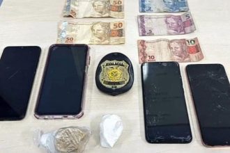 Evidências apreendidas em operação policial: celulares, dinheiro e substâncias.