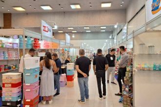 Expositores e público na Expo Multimix 2025, feira de varejo em Manaus.