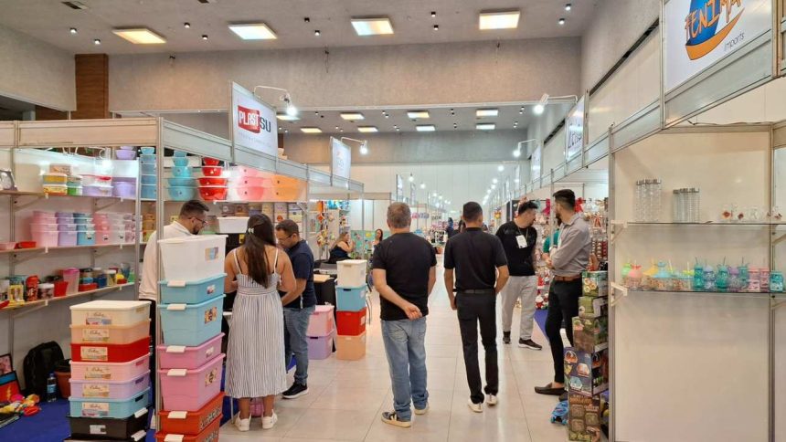 Expositores e público na Expo Multimix 2025, feira de varejo em Manaus.