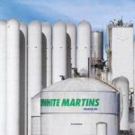 Fábrica da White Martins com tanques e torres brancas, representando indústria de gases.