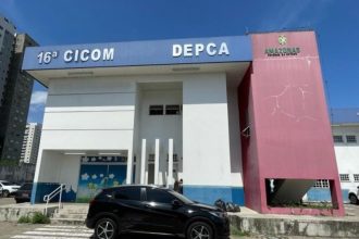Fachada da 16ª Cicom e Depca com carro estacionado em frente.